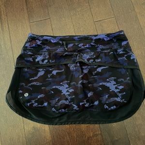 Lululemon Hotty Hot II Hounds Camo Emperor Blue/Black skirt size 6